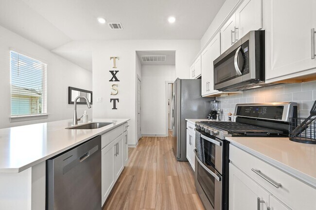 Building Photo - 526 Millbrook Blvd