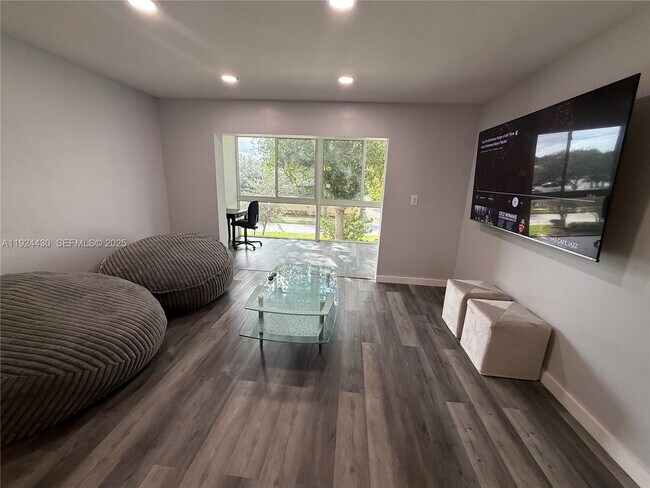 Primary Photo - 1000 Country Club Dr