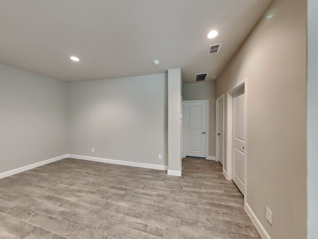 Building Photo - Stylish Newer Construction in a Premier Master-Planned Community