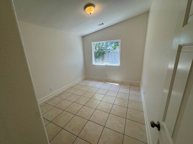 Building Photo - 3 bedroom | 2 bathroom | Single family hom...