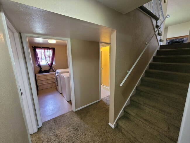 Building Photo - Great 5br/2ba House in NE Colorado Springs. Near UCCS