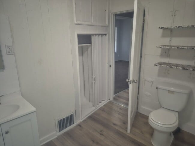 Building Photo - Updated Quaint Single Family Home Availabl...