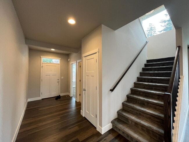 Building Photo - Beautiful and Newer 4 Bedroom 2.5 Bathroom Craftsman attached House close to the Columbia River! ...