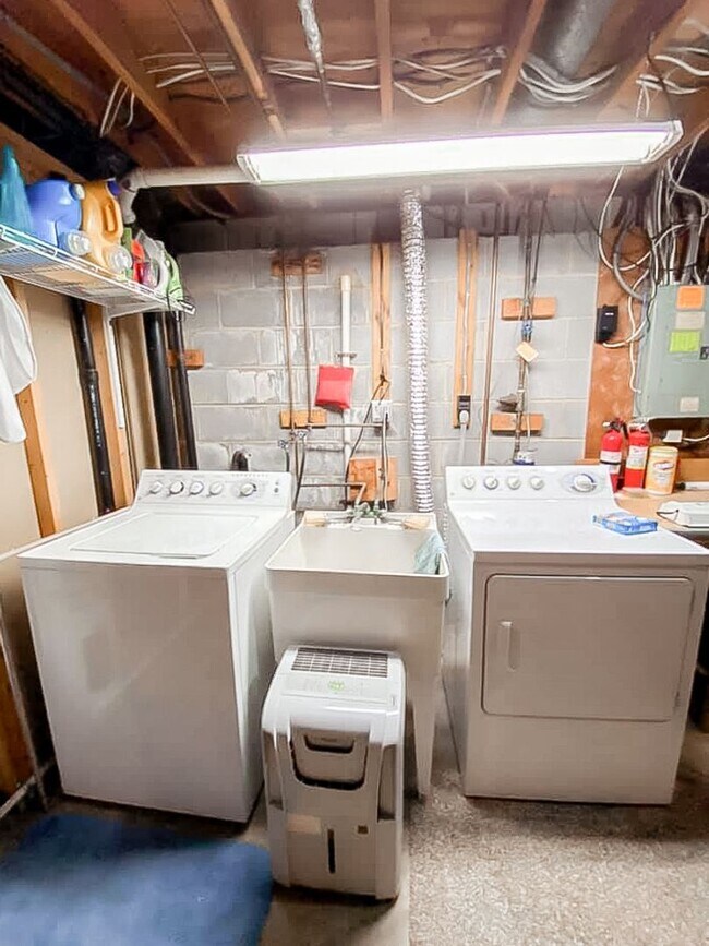 Building Photo - Charming 2-Level, 3 Bedroom 2 Bathroom Hom...