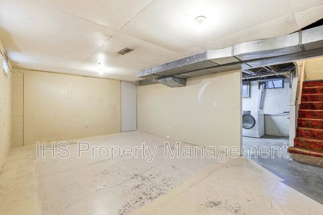 Building Photo - 1107 Thayer Dr