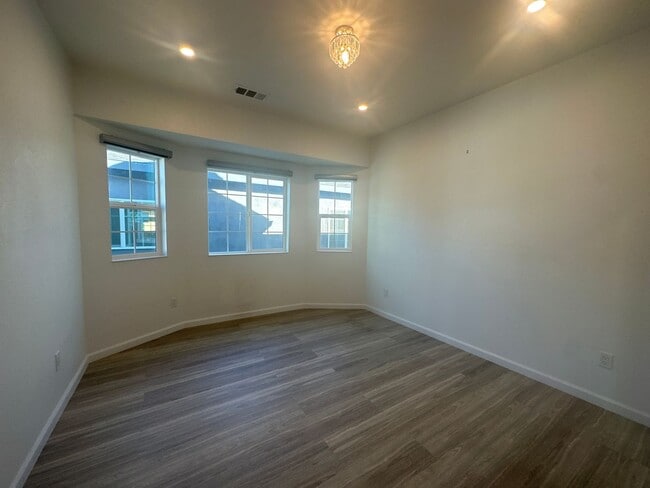 Building Photo - 1606 E San Fernando St