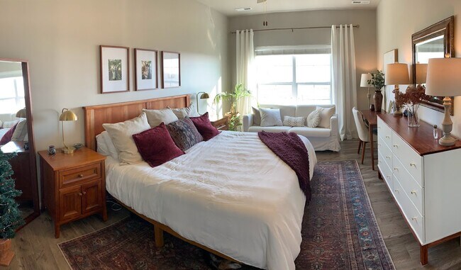Master Ensuite - 4837 E Court St