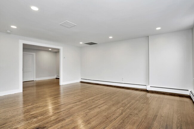 Building Photo - 48 Greenwich Ave