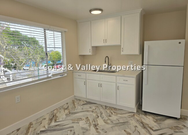 Building Photo - 601 Forest Ave