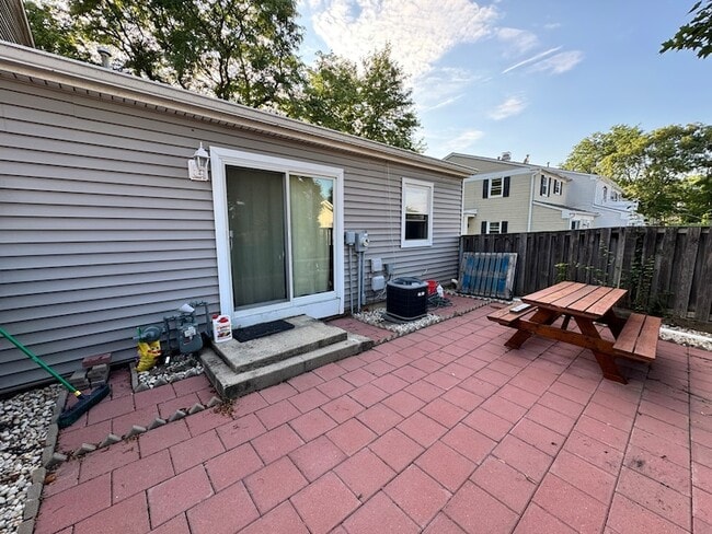 Building Photo - 807 Mansfield Ct