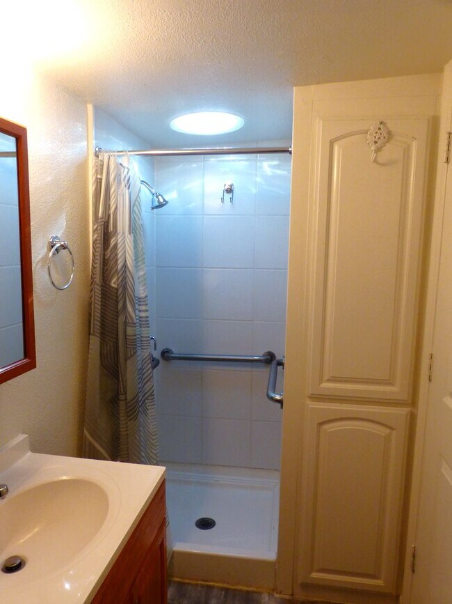 Building Photo - MON301