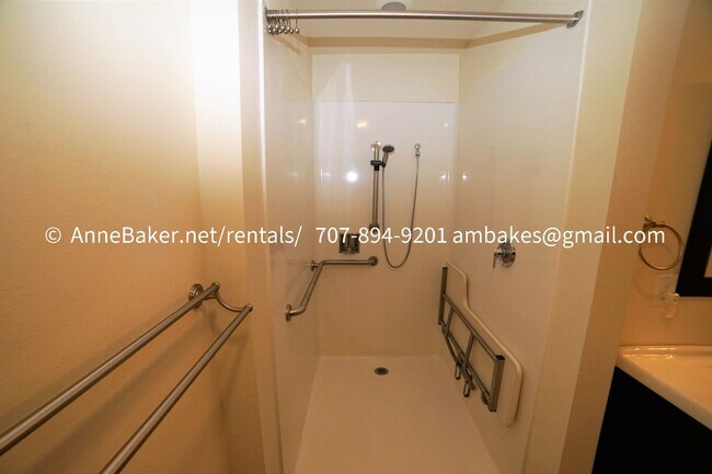 Building Photo - Downtown - PGE and Water/Sewer Included in the rent