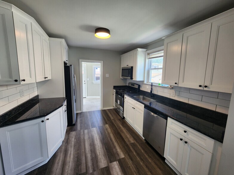 Building Photo - 1023 Lawnton Ter