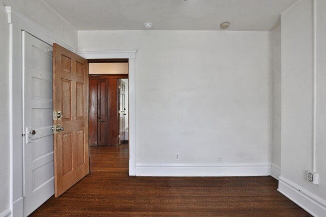 Building Photo - 117 E Lane Ave