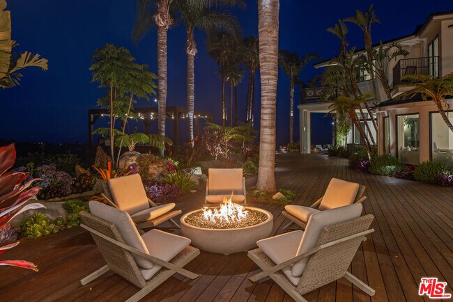 Building Photo - 5868 Zumirez Dr