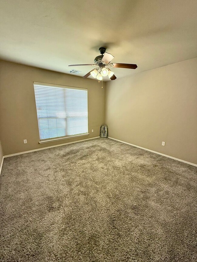Building Photo - Beautiful home located by Heart Hospital o...