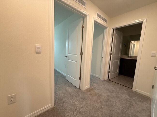 Building Photo - Beautiful Townhome Community Close to Ever...