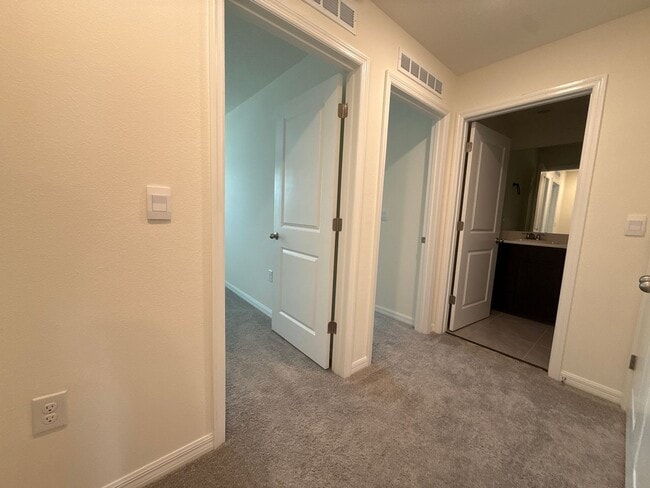 Building Photo - Beautiful Townhome Community Close to Everything!!