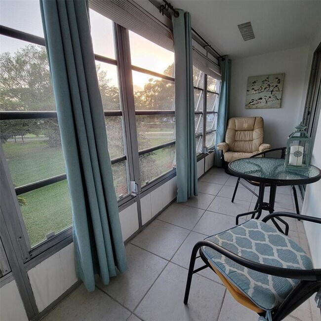 Building Photo - 351 Markham P