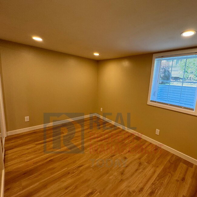 Building Photo - Giles/Valenzuela - 3204 (Cascade Group - G...