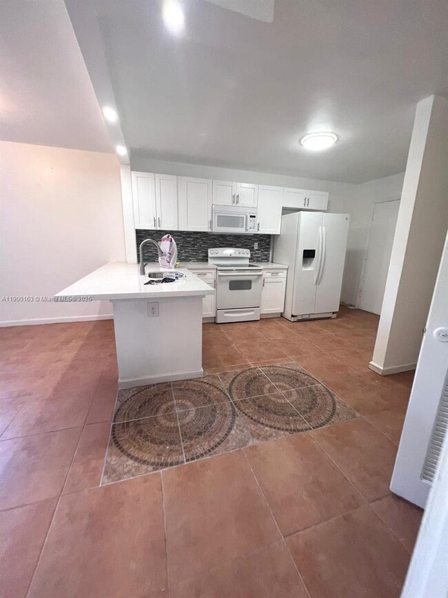 Building Photo - 1700 NE 191st St