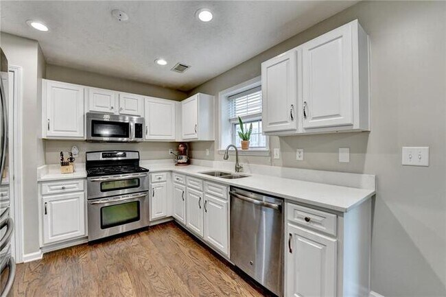 Building Photo - House 3 Beds 3 Baths