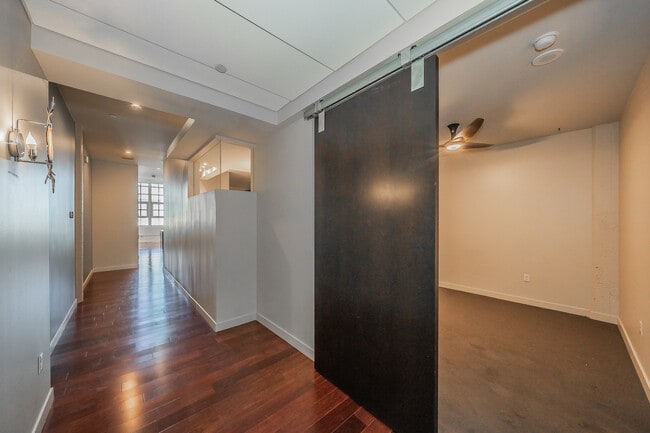 Building Photo - 2600 W 7th St