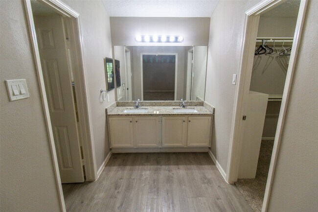 Building Photo - 3322 Whispering Way Dr