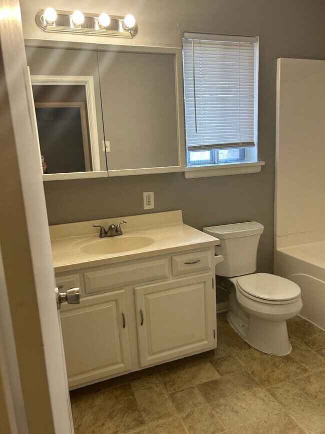 Building Photo - 3 Bedroom 1 1/2 Bath