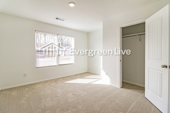 Building Photo - 40 10 Point Ln