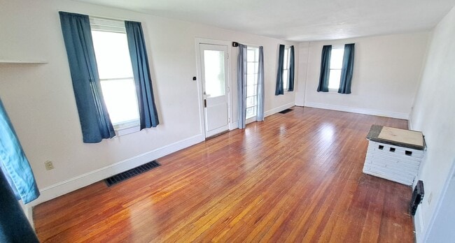Building Photo - 3 Bed / 1 Bath Single Family Home