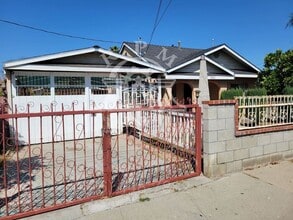Building Photo - 3 Bedroom House With Plenty of Parking and Large Yard in Los Angeles, CA.