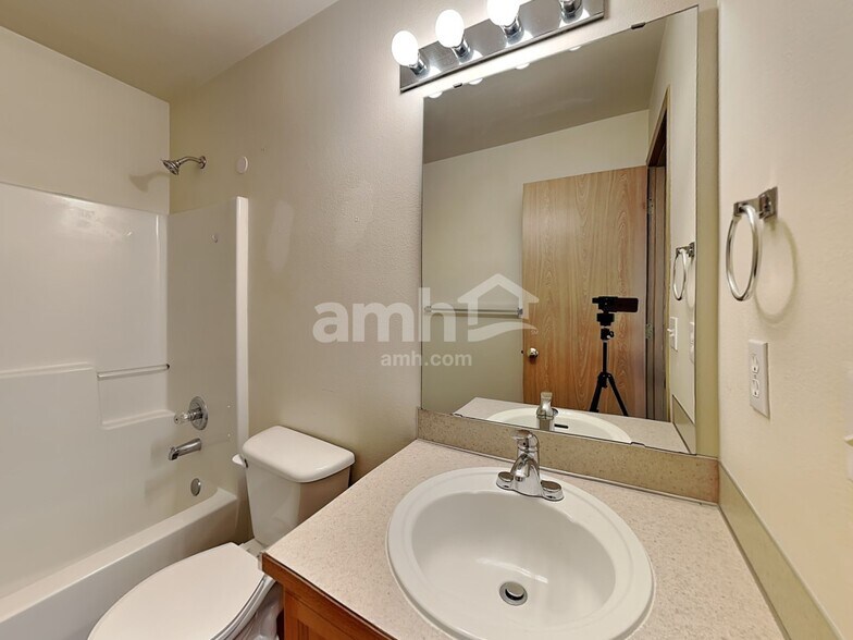 Building Photo - 1107 202nd St E