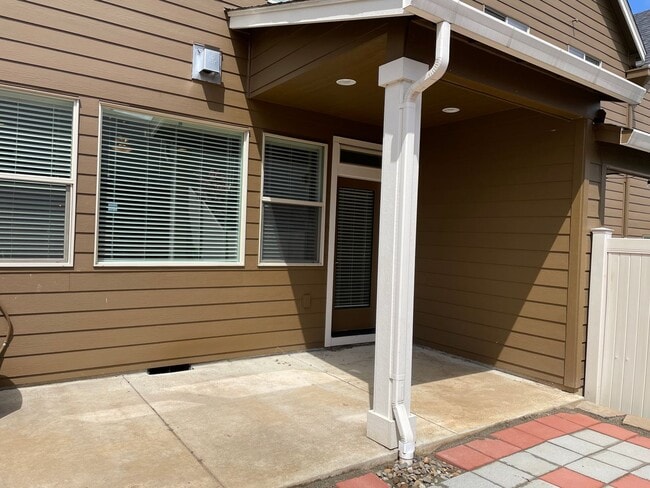 Building Photo - LUXURY 4 Bed Camas Townhome! Gated Communi...