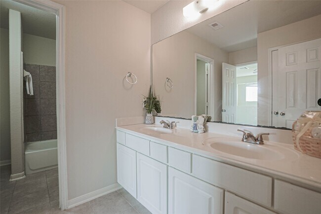 Building Photo - 3050 Thicket Path Way