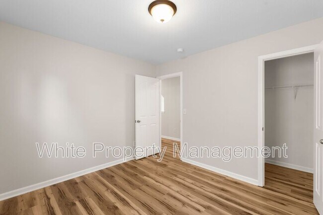 Building Photo - 12427 Oakton Hunt Dr