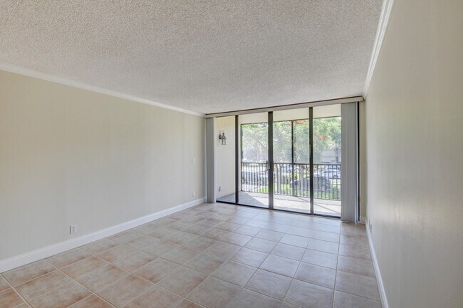 Building Photo - 16 Royal Palm Way
