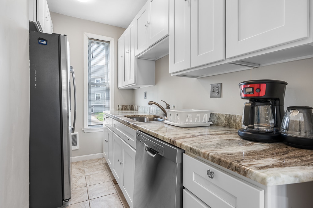 Building Photo - 586 Pleasant St