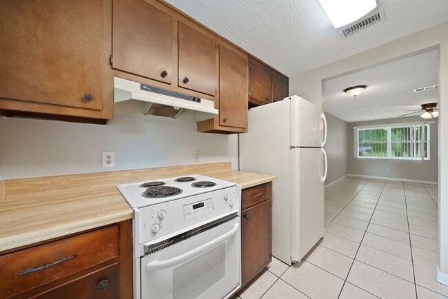 Building Photo - Now available in Lynn Haven, great location