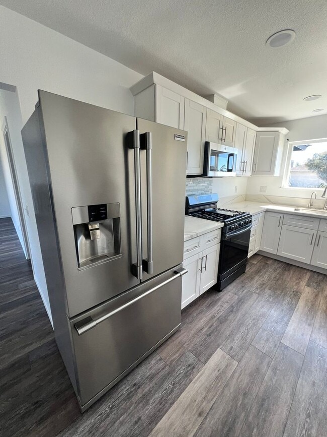 Building Photo - Oxnard - Four bedroom, two bathroom, singl...