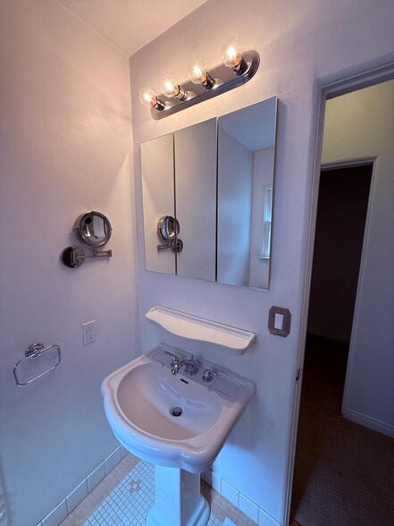 Building Photo - 1023 S Stanley Ave