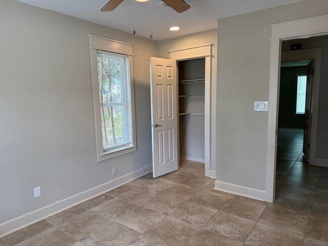 Building Photo - 703 N Lakeside Dr