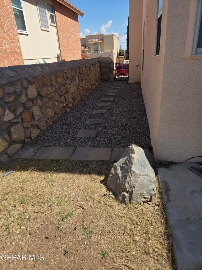 Building Photo - 3717 Hubble Dr