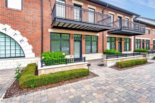 Building Photo - 431 S Eton St