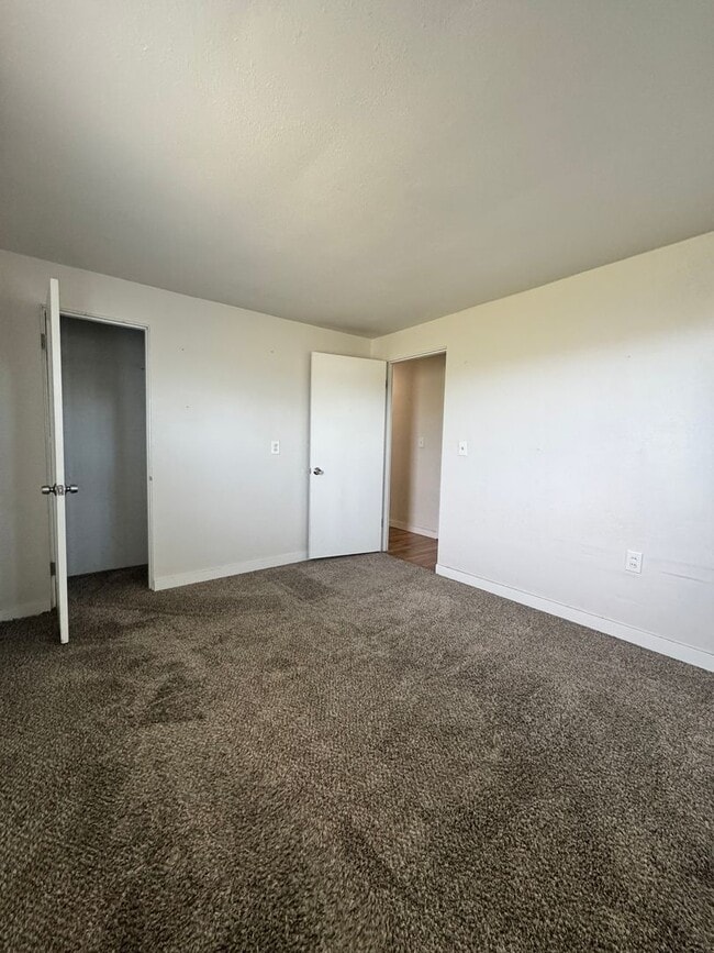 Building Photo - 3 bedroom 1 bathroom remodeled home, w/d h...