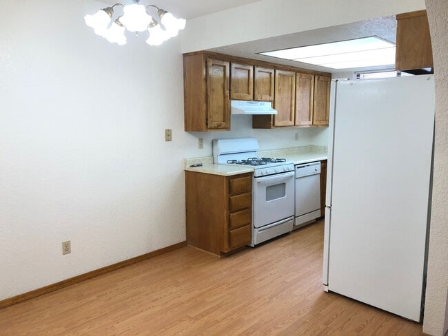 Building Photo - Cute 2 Bedroom Home w/ Garage Near Golf Co...