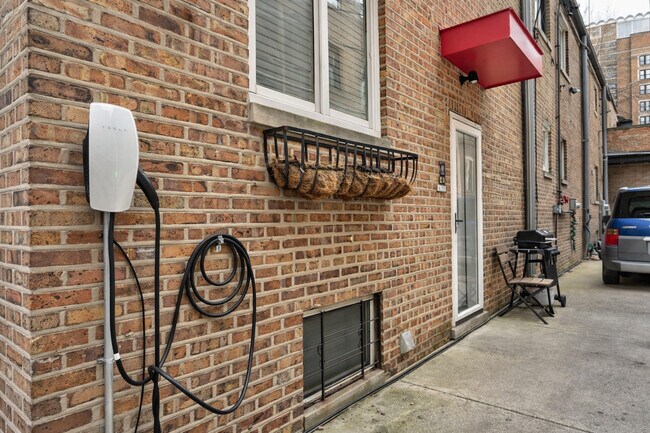 Building Photo - 419 W Briar Pl