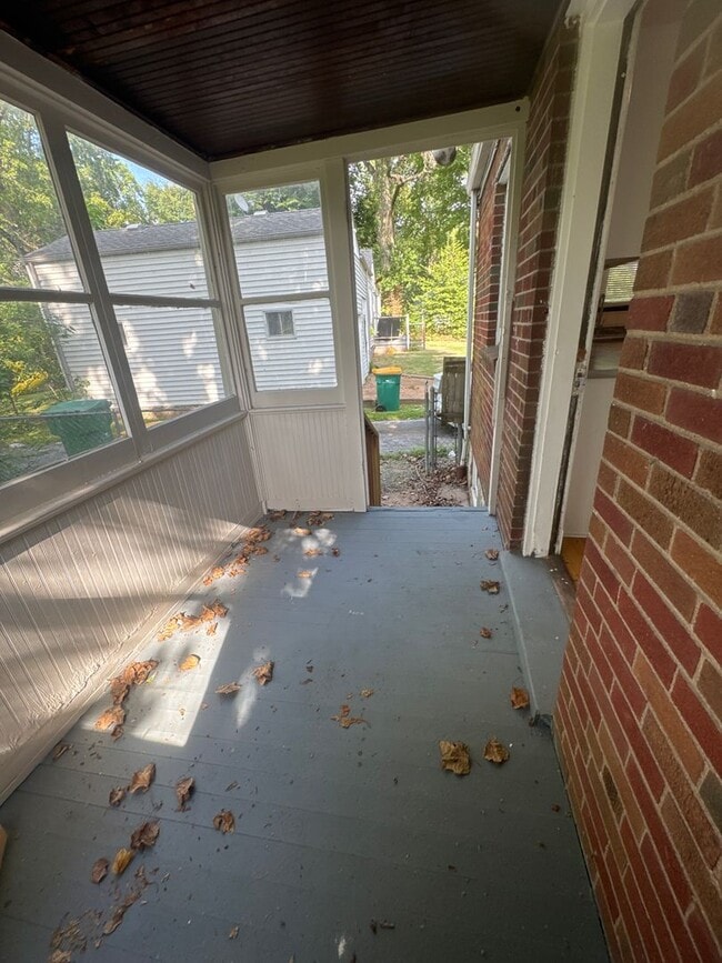 Building Photo - Updated 3 Bed 1 Bath w/Large Yard