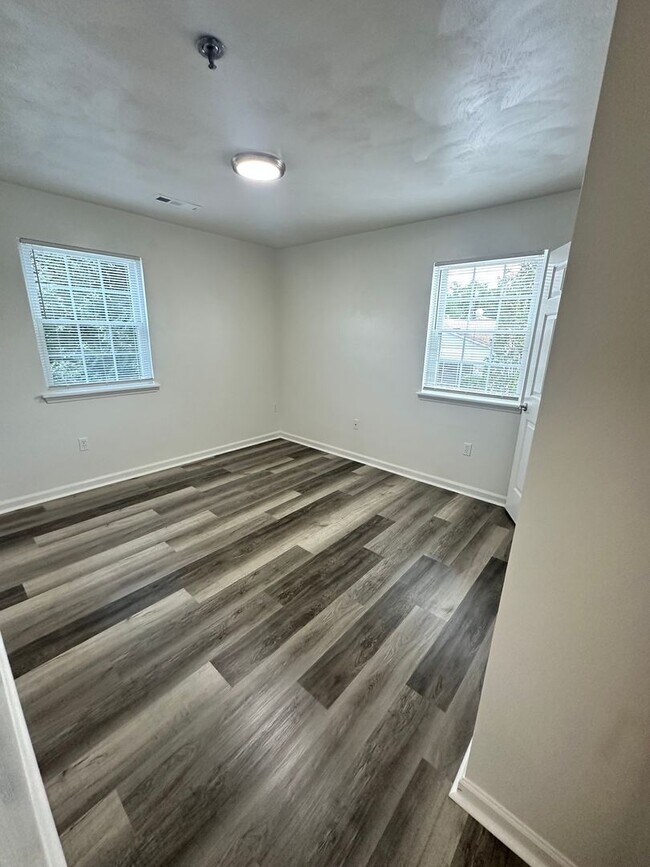 Building Photo - Renovated 4 Bedroom 2 Bath Room Downtown -...