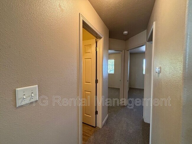 Building Photo - 3155 S Hidden Valley Dr